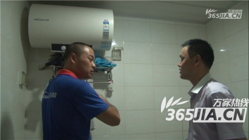 乐动(中国)售后正在为刘师傅讲解电热水器的安全使用规范